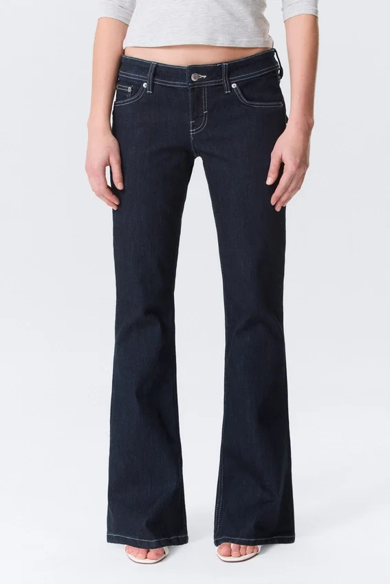 Vaqueros de talle bajo, corte ajustado y pernera acampanada – Blue Rinse – Azul oscuro Vaqueros de talle bajo, corte ajustado y pernera acampanada – Blue Rinse – Azul oscuro