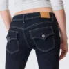 Vaqueros de talle bajo, corte ajustado y pernera acampanada – Blue Rinse – Azul oscuro Vaqueros de talle bajo, corte ajustado y pernera acampanada – Blue Rinse – Azul oscuro