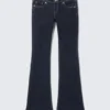 Vaqueros de talle bajo, corte ajustado y pernera acampanada – Blue Rinse – Azul oscuro Vaqueros de talle bajo, corte ajustado y pernera acampanada – Blue Rinse – Azul oscuro