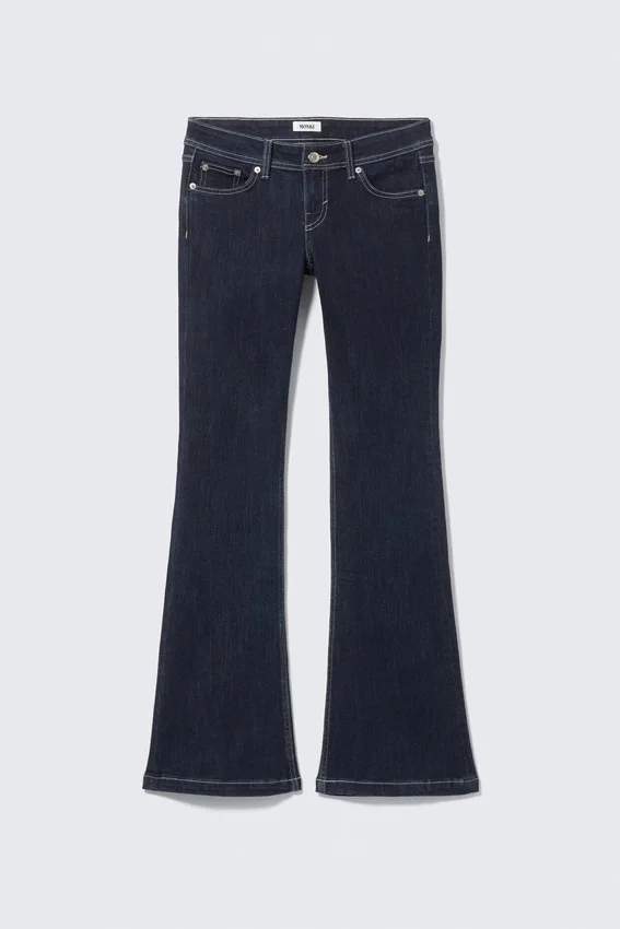 Vaqueros de talle bajo, corte ajustado y pernera acampanada – Blue Rinse – Azul oscuro Vaqueros de talle bajo, corte ajustado y pernera acampanada – Blue Rinse – Azul oscuro