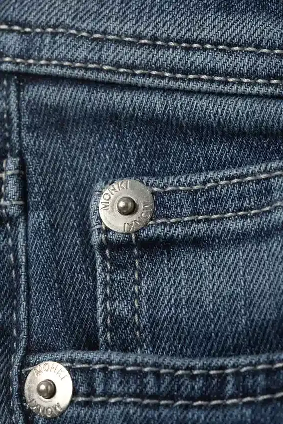 Vaqueros de talle bajo y corte acampanado – Azul Medusa – Azul oscuro Vaqueros de talle bajo y corte acampanado – Azul Medusa – Azul oscuro