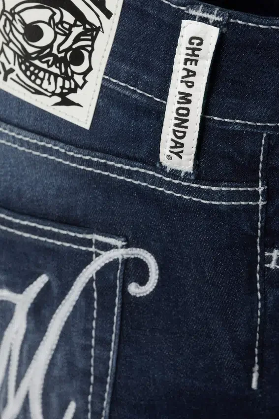 Vaqueros Fancy Booty Bei de talle bajo, corte ajustado y acampanado – Azul mármol – Azul oscuro | Cheap Monday Gb Vaqueros Fancy Booty Bei de talle bajo, corte ajustado y acampanado – Azul mármol – Azul oscuro | Cheap Monday Gb
