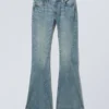 Vaqueros Flame de talle bajo, corte ajustado y pernera acampanada con detalle retorcido – Turquoise Dust – Azul medio Vaqueros Flame de talle bajo, corte ajustado y pernera acampanada con detalle retorcido – Turquoise Dust – Azul medio