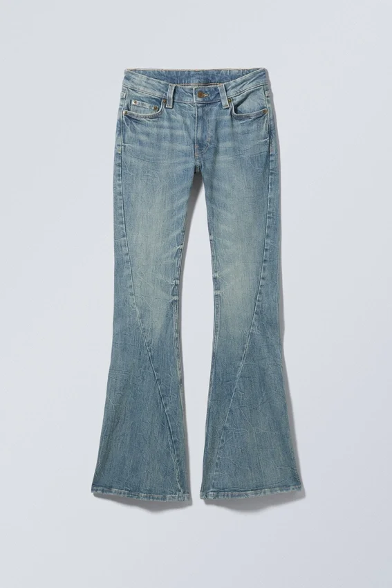 Vaqueros Flame de talle bajo, corte ajustado y pernera acampanada con detalle retorcido – Turquoise Dust – Azul medio Vaqueros Flame de talle bajo, corte ajustado y pernera acampanada con detalle retorcido – Turquoise Dust – Azul medio