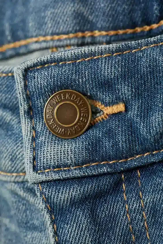 Vaqueros Flame de talle bajo, corte ajustado y pernera acampanada con detalle retorcido – Turquoise Dust – Azul medio Vaqueros Flame de talle bajo, corte ajustado y pernera acampanada con detalle retorcido – Turquoise Dust – Azul medio