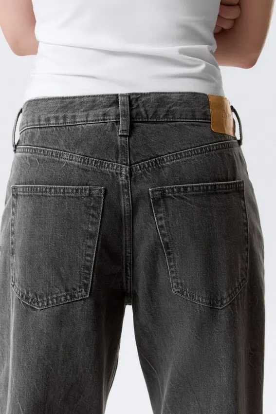Vaqueros Helix de talle bajo, corte holgado y pernera acampanada – Risso Black – Negro Vaqueros Helix de talle bajo, corte holgado y pernera acampanada – Risso Black – Negro