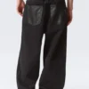 Vaqueros holgados de cintura media con bolsillos de imitación de cuero Astro – Lavado negro – Negro Vaqueros holgados de cintura media con bolsillos de imitación de cuero Astro – Lavado negro – Negro