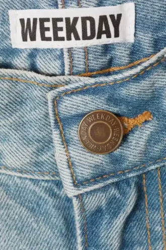 Vaqueros holgados de corte oblicuo y cintura baja – Barrel azul puerto – Azul claro