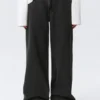 Vaqueros holgados de talle bajo con bajo ancho – Elegie Black – Negro