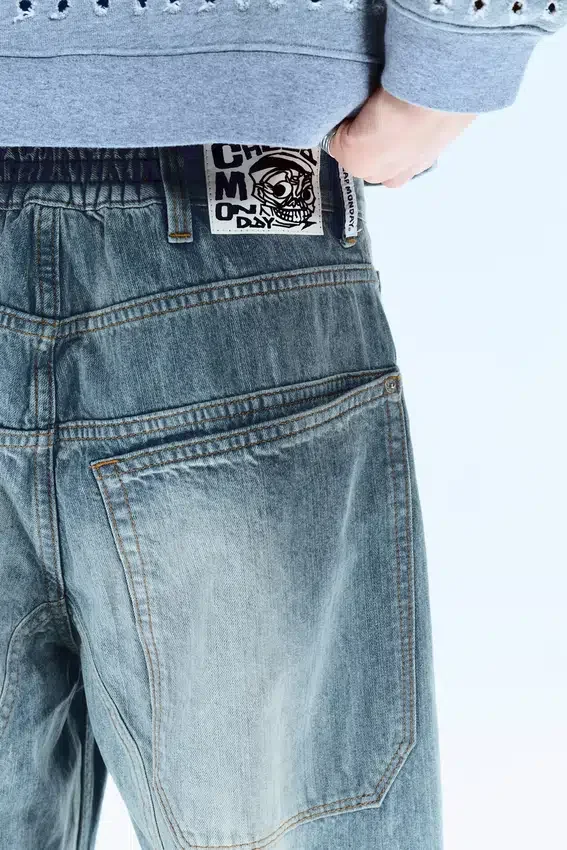 Vaqueros holgados de talle bajo y corte Barrel Dunno Unisex – Azul nublado – Azul medio | Cheap Monday Gb Vaqueros holgados de talle bajo y corte Barrel Dunno Unisex – Azul nublado – Azul medio | Cheap Monday Gb
