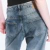 Vaqueros holgados de talle bajo y corte recto para mujer – Blue Horses – Azul medio Vaqueros holgados de talle bajo y corte recto para mujer – Blue Horses – Azul medio