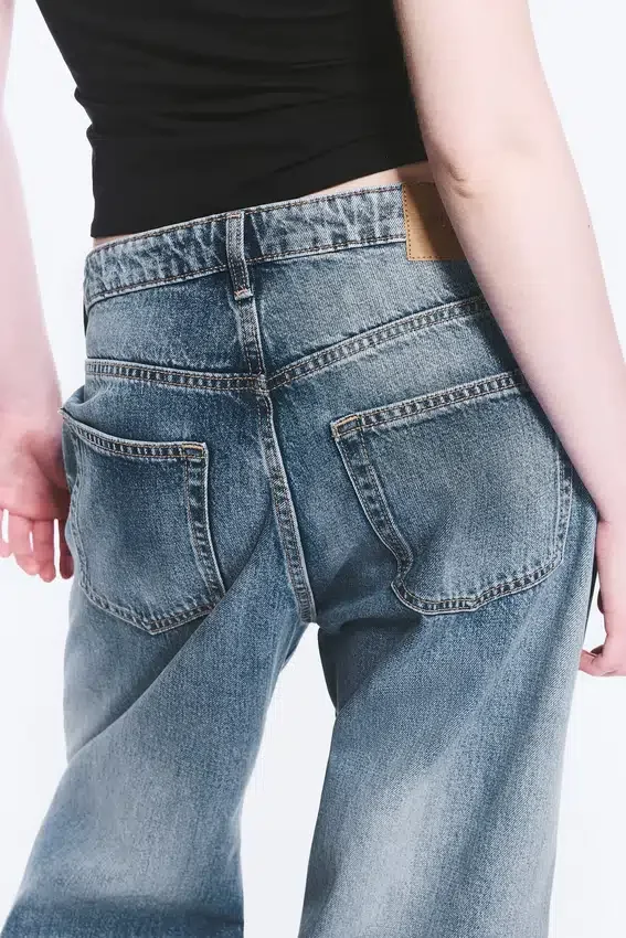 Vaqueros holgados de talle bajo y corte recto para mujer – Blue Horses – Azul medio Vaqueros holgados de talle bajo y corte recto para mujer – Blue Horses – Azul medio
