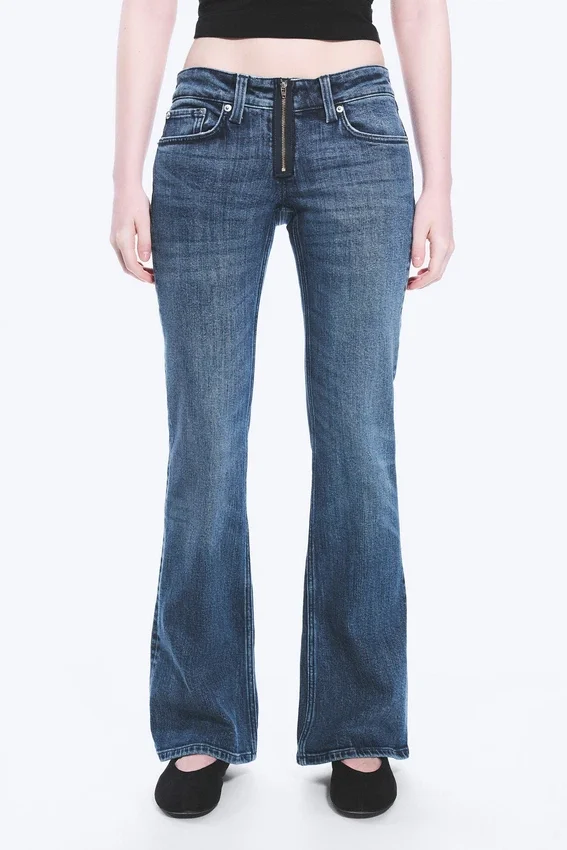 Vaqueros Hour de talle bajo, corte ajustado y pernera acampanada – Azul oscuro – Azul medio Vaqueros Hour de talle bajo, corte ajustado y pernera acampanada – Azul oscuro – Azul medio