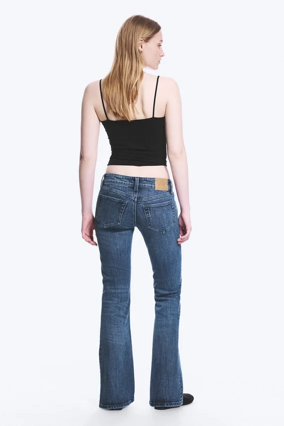 Vaqueros Hour de talle bajo, corte ajustado y pernera acampanada – Azul oscuro – Azul medio Vaqueros Hour de talle bajo, corte ajustado y pernera acampanada – Azul oscuro – Azul medio