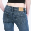 Vaqueros Hour de talle bajo, corte ajustado y pernera acampanada – Azul oscuro – Azul medio Vaqueros Hour de talle bajo, corte ajustado y pernera acampanada – Azul oscuro – Azul medio