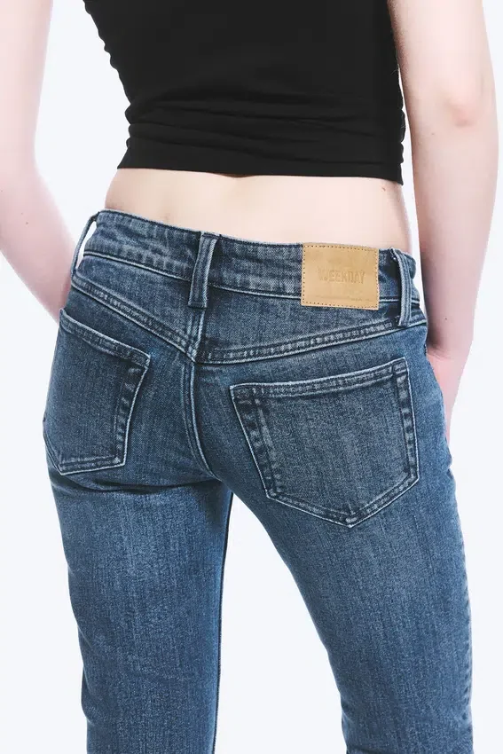 Vaqueros Hour de talle bajo, corte ajustado y pernera acampanada – Azul oscuro – Azul medio Vaqueros Hour de talle bajo, corte ajustado y pernera acampanada – Azul oscuro – Azul medio