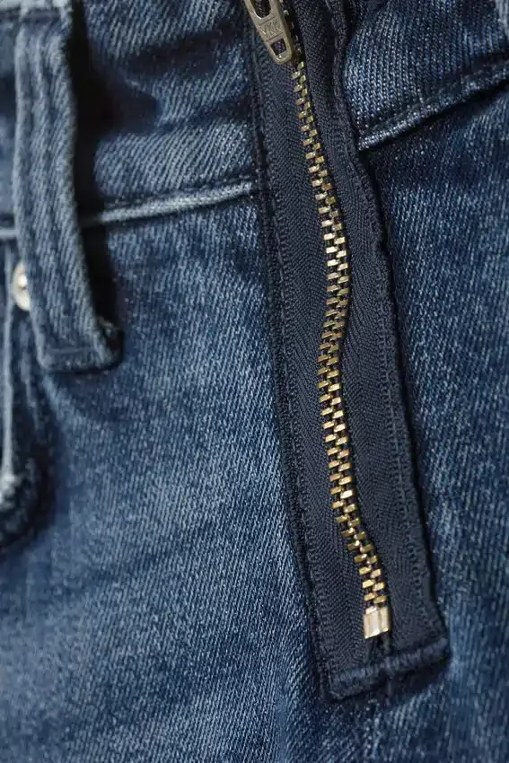 Vaqueros Hour de talle bajo, corte ajustado y pernera acampanada – Azul oscuro – Azul medio Vaqueros Hour de talle bajo, corte ajustado y pernera acampanada – Azul oscuro – Azul medio