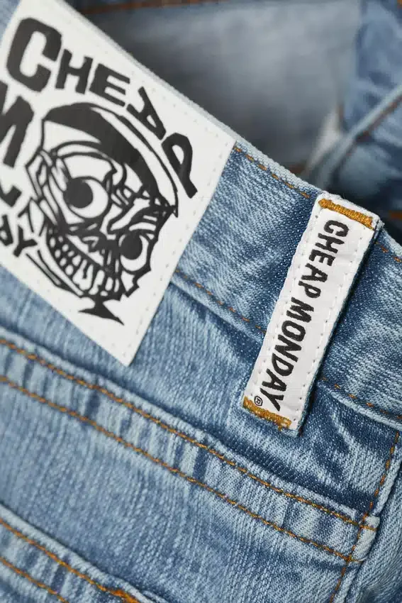 Vaqueros Issue de cintura baja, corte ajustado y pierna cónica – Azul estadounidense – Azul claro | Cheap Monday GB Vaqueros Issue de cintura baja, corte ajustado y pierna cónica – Azul estadounidense – Azul claro | Cheap Monday GB