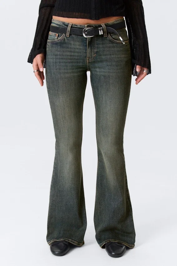 Vaqueros Katsumi de talle bajo, corte ajustado y pernera acampanada – Azul desierto – Azul oscuro Vaqueros Katsumi de talle bajo, corte ajustado y pernera acampanada – Azul desierto – Azul oscuro