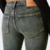 Vaqueros Katsumi de talle bajo, corte ajustado y pernera acampanada – Azul desierto – Azul oscuro Vaqueros Katsumi de talle bajo, corte ajustado y pernera acampanada – Azul desierto – Azul oscuro