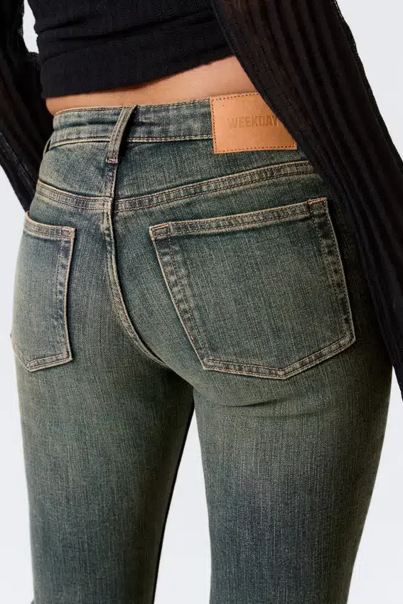 Vaqueros Katsumi de talle bajo, corte ajustado y pernera acampanada – Azul desierto – Azul oscuro Vaqueros Katsumi de talle bajo, corte ajustado y pernera acampanada – Azul desierto – Azul oscuro