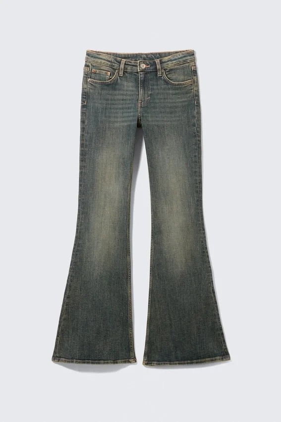 Vaqueros Katsumi de talle bajo, corte ajustado y pernera acampanada – Azul desierto – Azul oscuro Vaqueros Katsumi de talle bajo, corte ajustado y pernera acampanada – Azul desierto – Azul oscuro