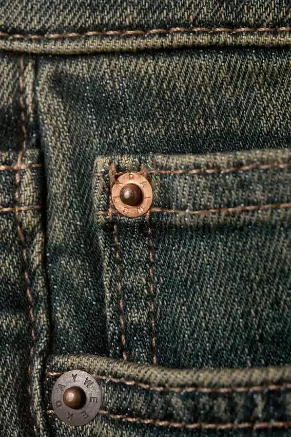 Vaqueros Katsumi de talle bajo, corte ajustado y pernera acampanada – Azul desierto – Azul oscuro Vaqueros Katsumi de talle bajo, corte ajustado y pernera acampanada – Azul desierto – Azul oscuro