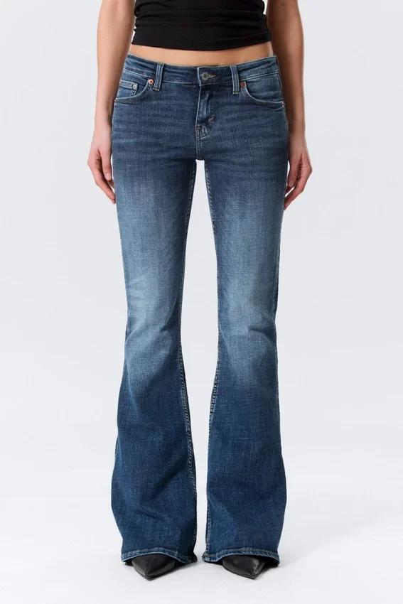 Vaqueros Katsumi de talle bajo, corte ajustado y pernera acampanada – Azul pico – Azul medio Vaqueros Katsumi de talle bajo, corte ajustado y pernera acampanada – Azul pico – Azul medio