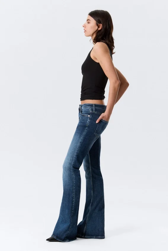 Vaqueros Katsumi de talle bajo, corte ajustado y pernera acampanada – Azul pico – Azul medio Vaqueros Katsumi de talle bajo, corte ajustado y pernera acampanada – Azul pico – Azul medio
