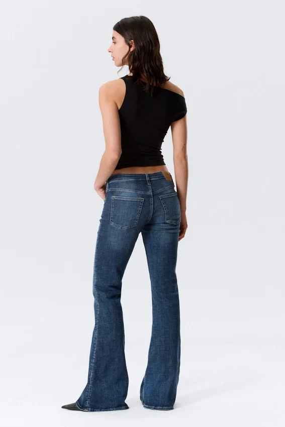 Vaqueros Katsumi de talle bajo, corte ajustado y pernera acampanada – Azul pico – Azul medio Vaqueros Katsumi de talle bajo, corte ajustado y pernera acampanada – Azul pico – Azul medio