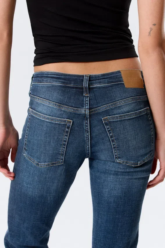 Vaqueros Katsumi de talle bajo, corte ajustado y pernera acampanada – Azul pico – Azul medio Vaqueros Katsumi de talle bajo, corte ajustado y pernera acampanada – Azul pico – Azul medio