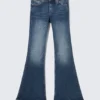 Vaqueros Katsumi de talle bajo, corte ajustado y pernera acampanada – Azul pico – Azul medio Vaqueros Katsumi de talle bajo, corte ajustado y pernera acampanada – Azul pico – Azul medio