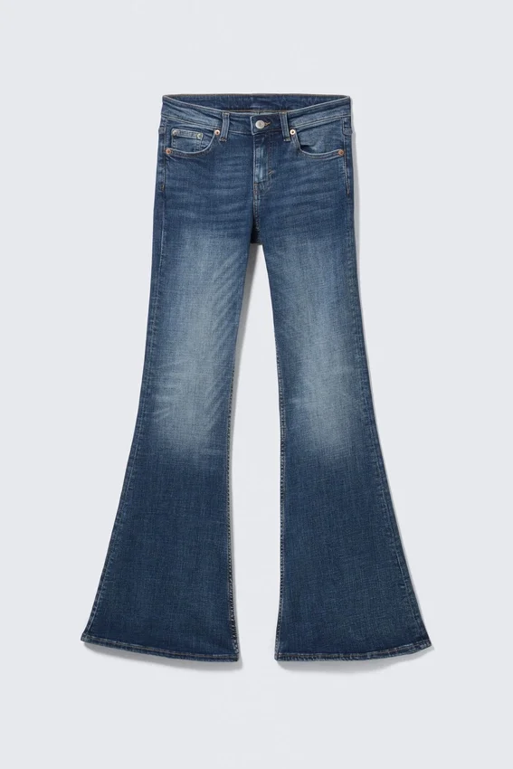 Vaqueros Katsumi de talle bajo, corte ajustado y pernera acampanada – Azul pico – Azul medio Vaqueros Katsumi de talle bajo, corte ajustado y pernera acampanada – Azul pico – Azul medio