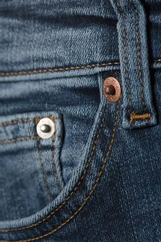 Vaqueros Katsumi de talle bajo, corte ajustado y pernera acampanada – Azul pico – Azul medio Vaqueros Katsumi de talle bajo, corte ajustado y pernera acampanada – Azul pico – Azul medio