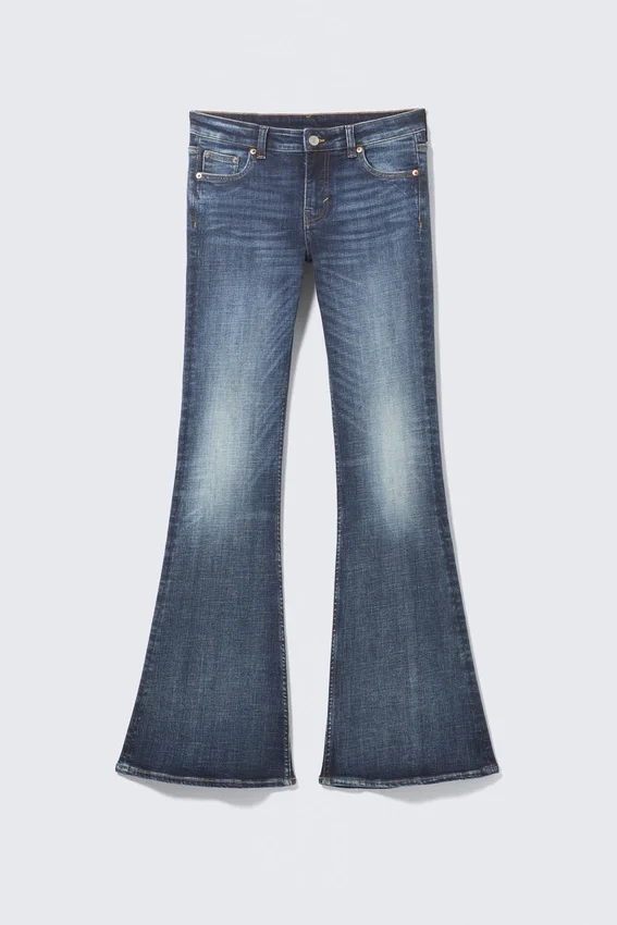 Vaqueros Katsumi de talle bajo, corte ajustado y pernera acampanada – Azul tabla – Azul medio Vaqueros Katsumi de talle bajo, corte ajustado y pernera acampanada – Azul tabla – Azul medio