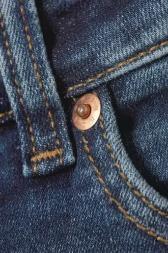 Vaqueros Katsumi de talle bajo, corte ajustado y pernera acampanada – Azul tabla – Azul medio Vaqueros Katsumi de talle bajo, corte ajustado y pernera acampanada – Azul tabla – Azul medio