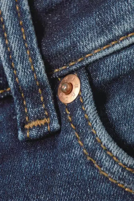 Vaqueros Katsumi de talle bajo, corte ajustado y pernera acampanada – Azul tabla – Azul medio Vaqueros Katsumi de talle bajo, corte ajustado y pernera acampanada – Azul tabla – Azul medio