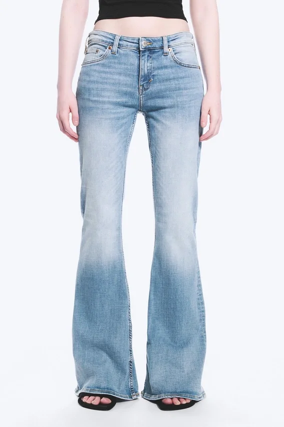 Vaqueros Katsumi de talle bajo, corte ajustado y pernera acampanada – Climb Blue – Azul claro Vaqueros Katsumi de talle bajo, corte ajustado y pernera acampanada – Climb Blue – Azul claro