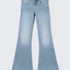 Vaqueros Katsumi de talle bajo, corte ajustado y pernera acampanada – Climb Blue – Azul claro Vaqueros Katsumi de talle bajo, corte ajustado y pernera acampanada – Climb Blue – Azul claro