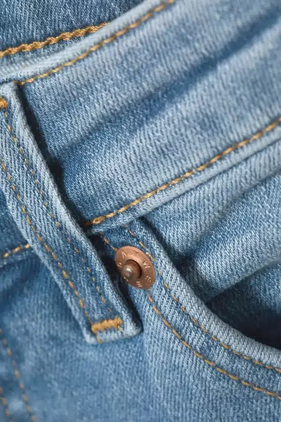 Vaqueros Katsumi de talle bajo, corte ajustado y pernera acampanada – Climb Blue – Azul claro Vaqueros Katsumi de talle bajo, corte ajustado y pernera acampanada – Climb Blue – Azul claro