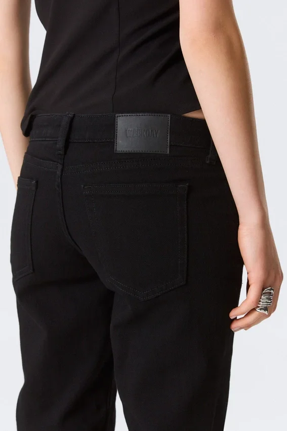 Vaqueros Neptune de talle bajo, corte ajustado y pierna recta – Lavado negro – Negro Vaqueros Neptune de talle bajo, corte ajustado y pierna recta – Lavado negro – Negro
