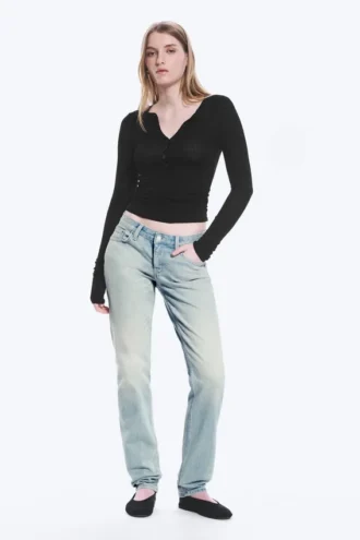 Vaqueros Neptune de talle bajo, corte recto y ajustado – Azul roto – Azul claro Vaqueros Neptune de talle bajo, corte recto y ajustado – Azul roto – Azul claro