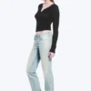 Vaqueros Neptune de talle bajo, corte recto y ajustado – Azul roto – Azul claro Vaqueros Neptune de talle bajo, corte recto y ajustado – Azul roto – Azul claro