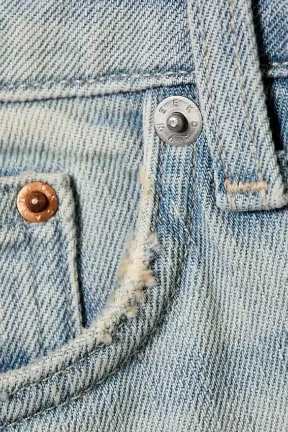 Vaqueros Neptune de talle bajo, corte recto y ajustado – Azul roto – Azul claro Vaqueros Neptune de talle bajo, corte recto y ajustado – Azul roto – Azul claro