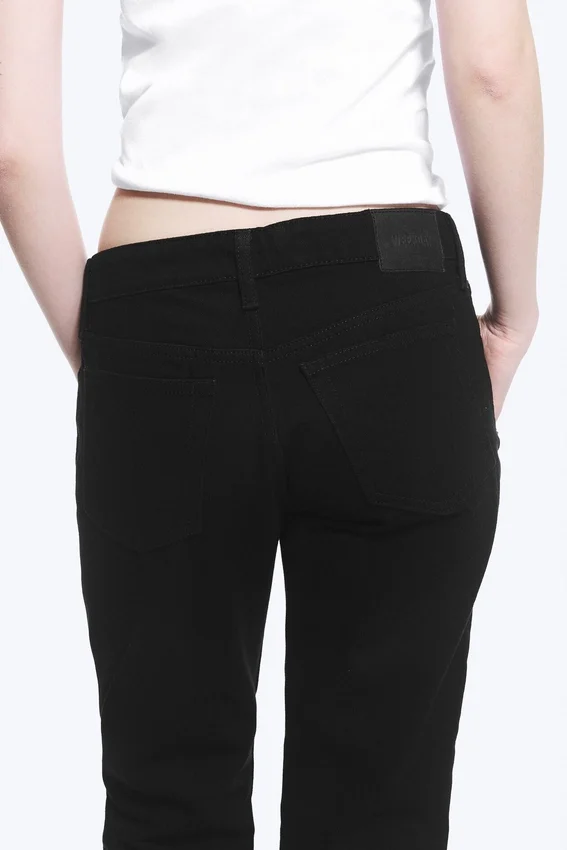 Vaqueros Nova de talle bajo, corte ajustado y acampanado – Lavado negro – Negro Vaqueros Nova de talle bajo, corte ajustado y acampanado – Lavado negro – Negro