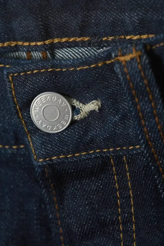 Vaqueros Orbit de talle medio, corte recto y regular – Azul descolorido Vaqueros Orbit de talle medio, corte recto y regular – Azul descolorido