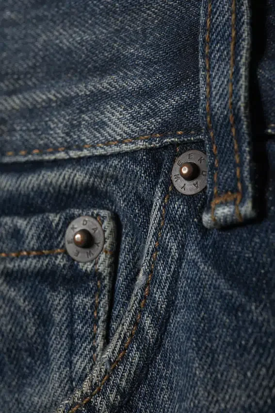 Vaqueros Orbit de talle medio y corte recto con vuelta en el bajo – Azul Báltico – Azul oscuro Vaqueros Orbit de talle medio y corte recto con vuelta en el bajo – Azul Báltico – Azul oscuro