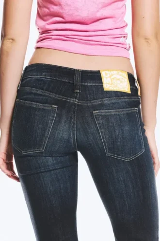 Vaqueros pitillo de talle bajo con corte acampanado Booty Bei – Azul estrella – Azul oscuro | Cheap Monday GB