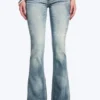 Vaqueros pitillo de talle bajo con corte acampanado Booty Bei – Azul nublado – Azul medio | Cheap Monday Gb