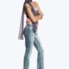 Vaqueros pitillo de talle bajo con corte acampanado Booty Bei – Azul nublado – Azul medio | Cheap Monday Gb